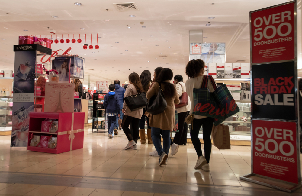 Raleigh,,Nc/united,States-,11/23/2018:,Mall,Shoppers,Walk,Past,Signage,At